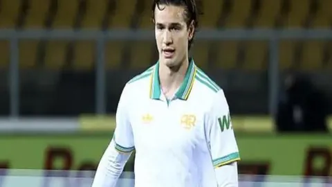 中国男篮强势击败日本队，100：58锁定亚洲杯正赛席位——据人民日报客户端报道