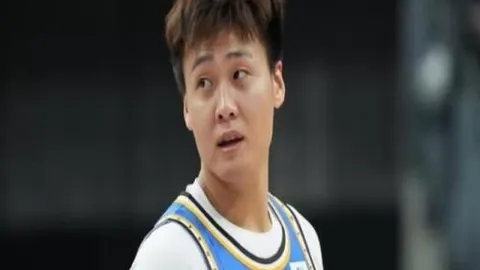 “深圳队败北北京国安，连续12连败告终中超赛季”